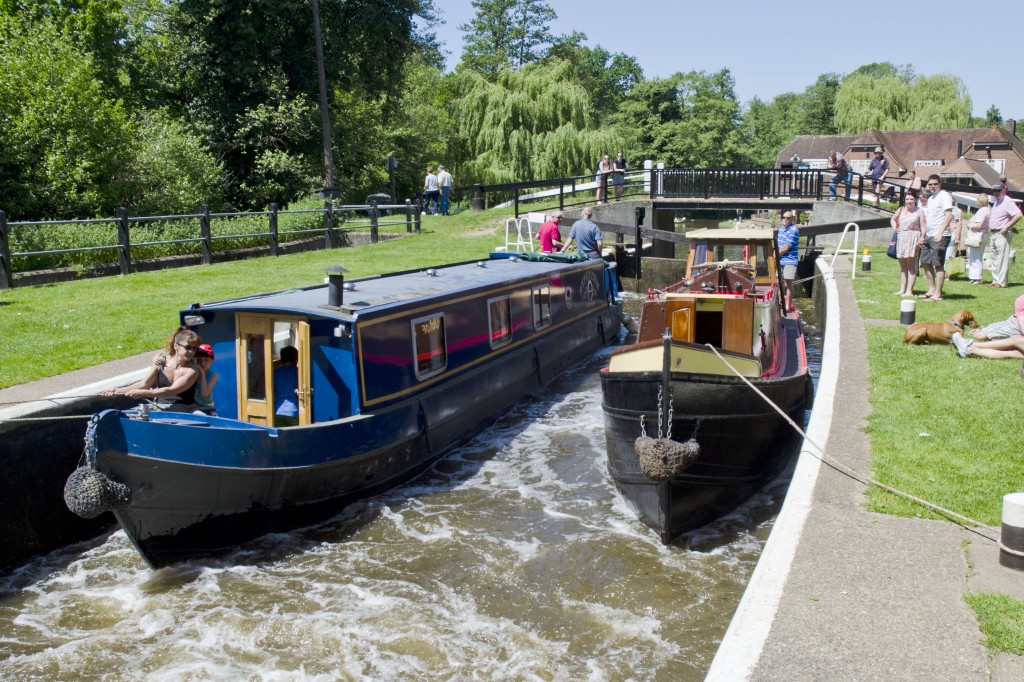 Navigating Pyrford lock on the Wey